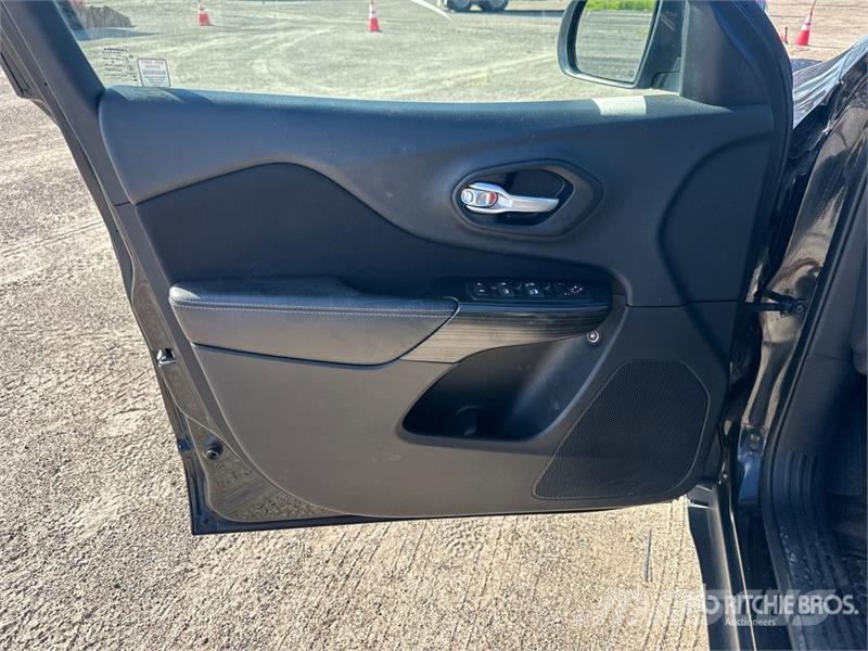 Jeep Cherokee Latitude 2WD SUV Otomobiller