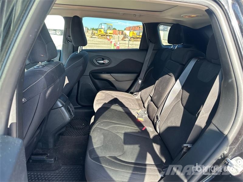 Jeep Cherokee Latitude 2WD SUV Otomobiller
