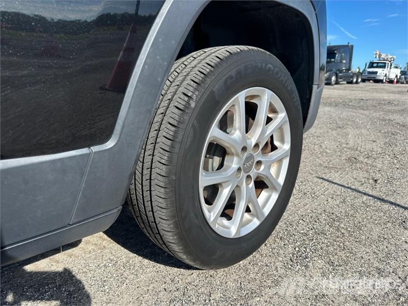 Jeep Cherokee Latitude 2WD SUV Otomobiller