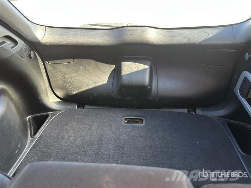Jeep Cherokee Latitude 2WD SUV Otomobiller
