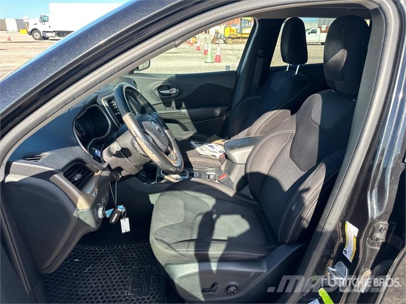 Jeep Cherokee Latitude 2WD SUV Otomobiller