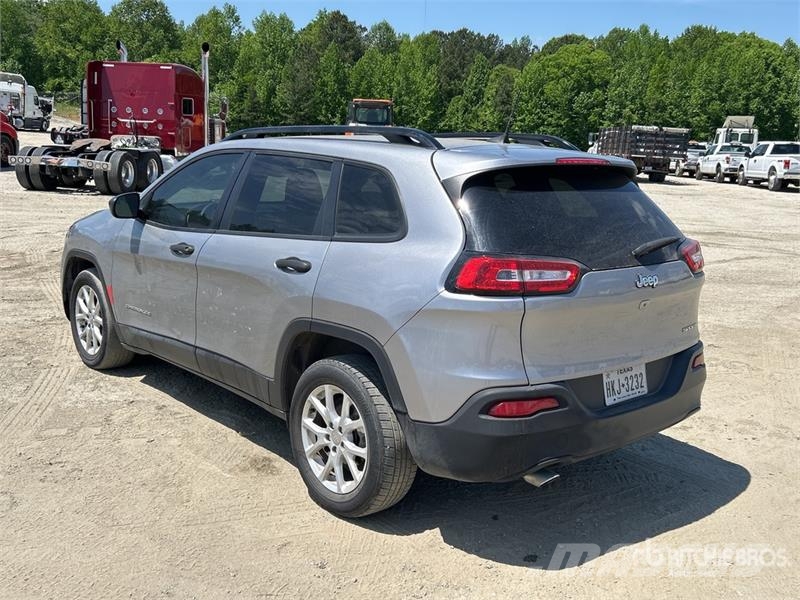 Jeep Cherokee Sport 2WD SUV Personbilar