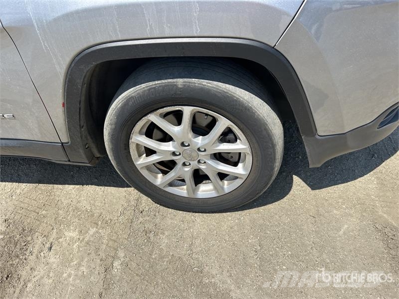 Jeep Cherokee Sport 2WD SUV Personbilar