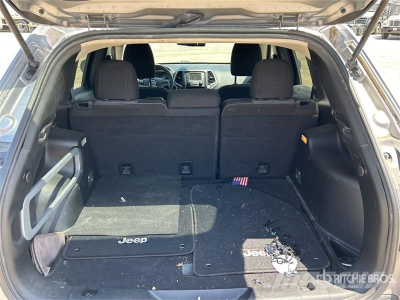 Jeep Cherokee Sport 2WD SUV Personbilar