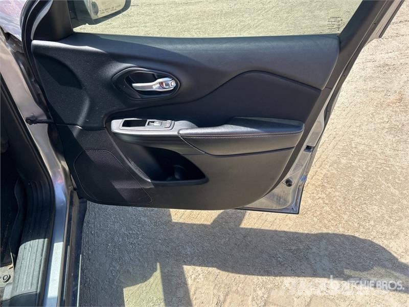 Jeep Cherokee Sport 2WD SUV Personbilar