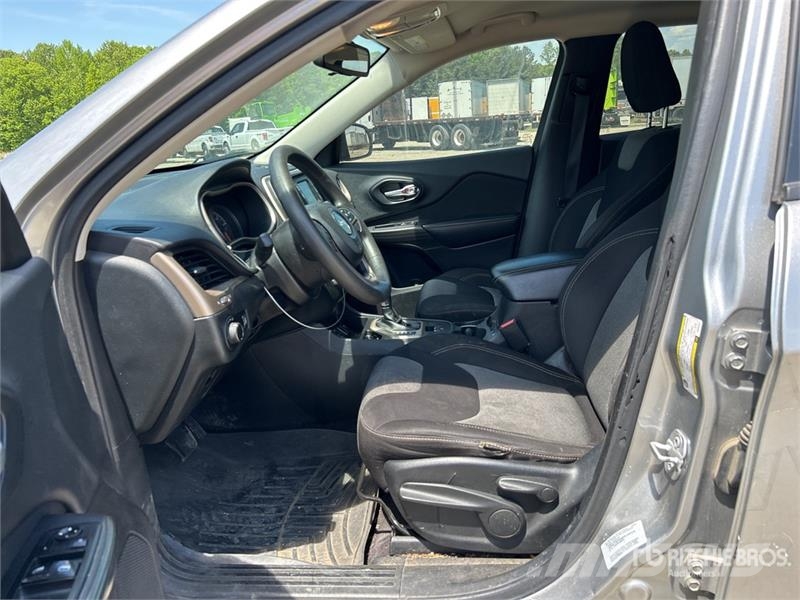 Jeep Cherokee Sport 2WD SUV Personbilar