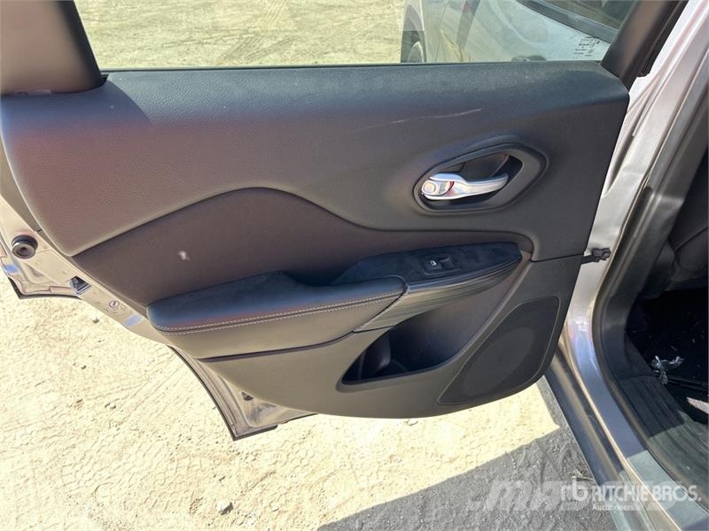 Jeep Cherokee Sport 2WD SUV Personbilar