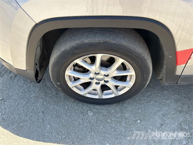 Jeep Cherokee Sport 2WD SUV Personbilar