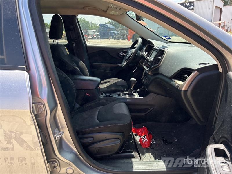 Jeep Cherokee Sport 2WD SUV Personbilar