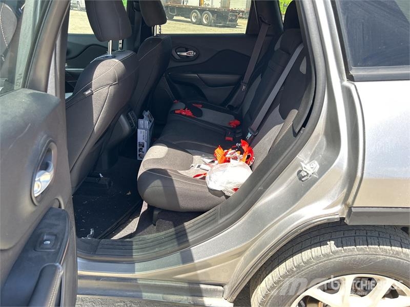 Jeep Cherokee Sport 2WD SUV Personbilar