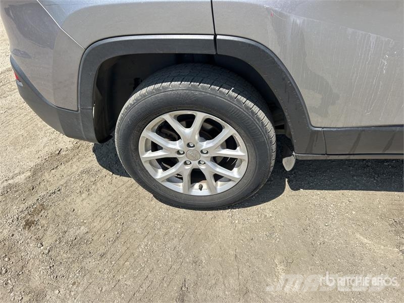 Jeep Cherokee Sport 2WD SUV Personbilar