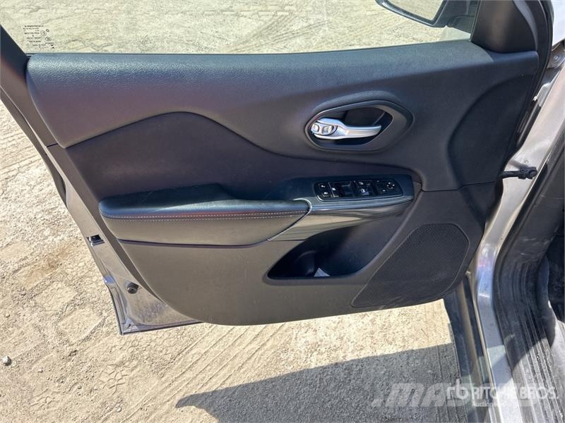 Jeep Cherokee Sport 2WD SUV Personbilar