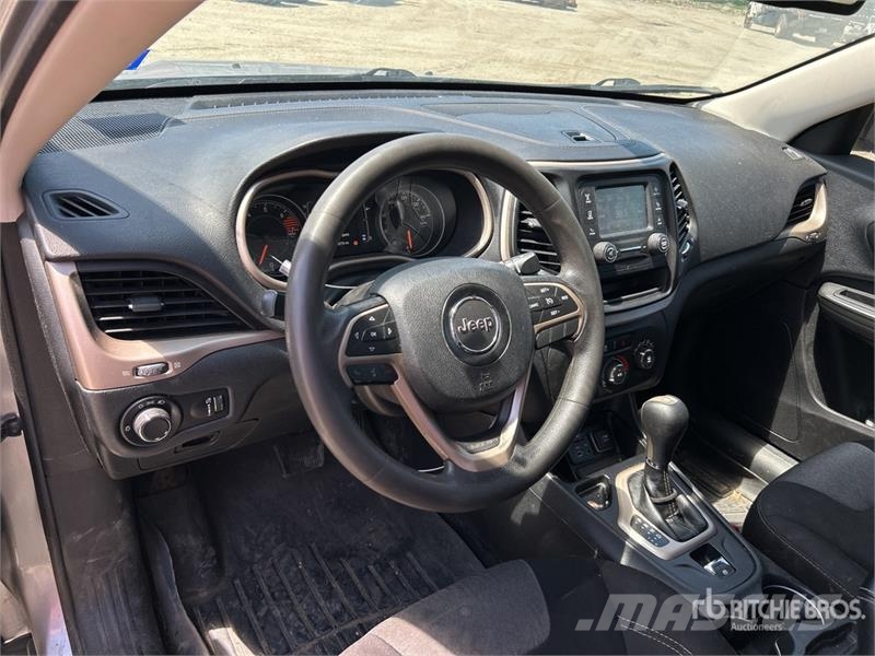 Jeep Cherokee Sport 2WD SUV Personbilar
