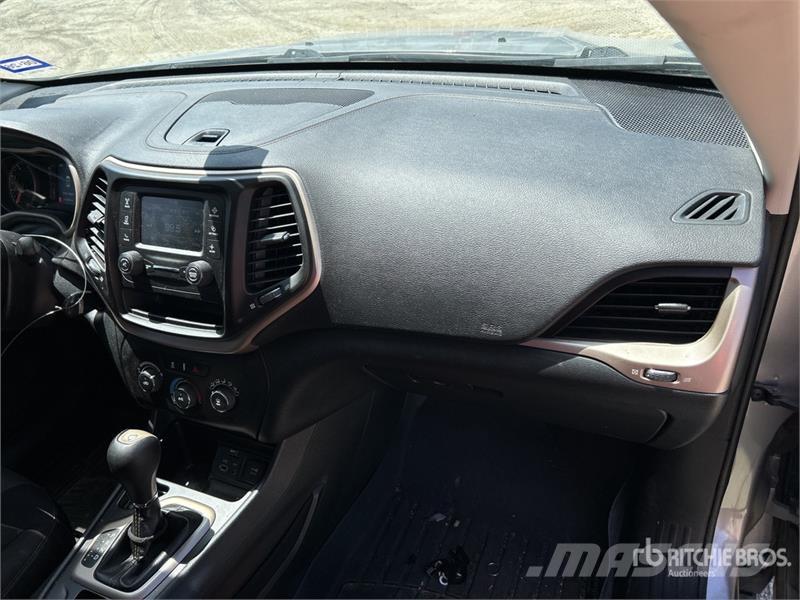 Jeep Cherokee Sport 2WD SUV Personbilar