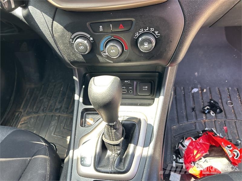 Jeep Cherokee Sport 2WD SUV Personbilar