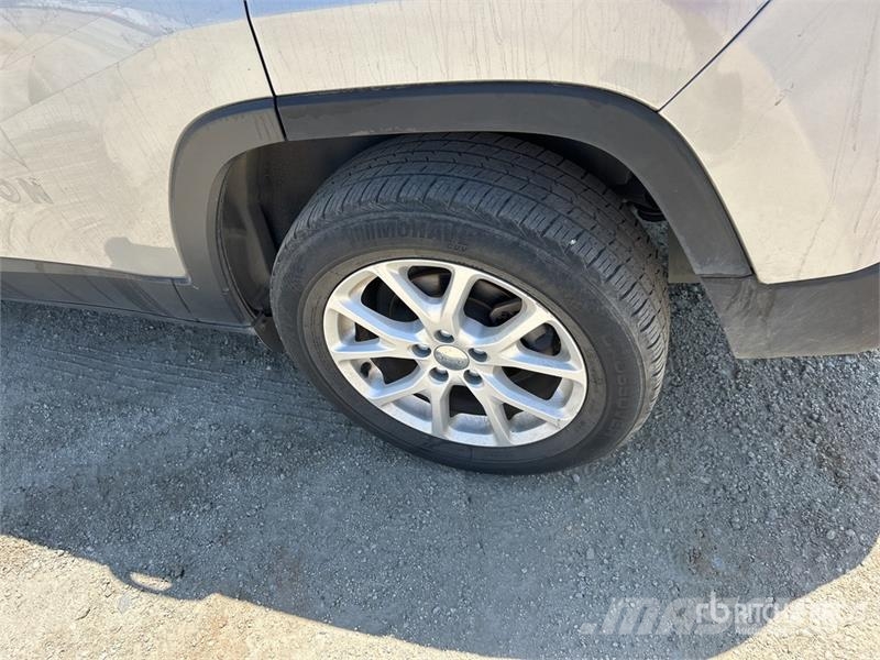 Jeep Cherokee Sport 2WD SUV Personbilar