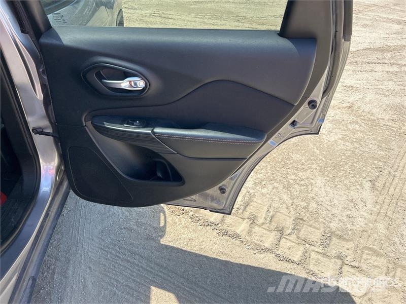 Jeep Cherokee Sport 2WD SUV Personbilar