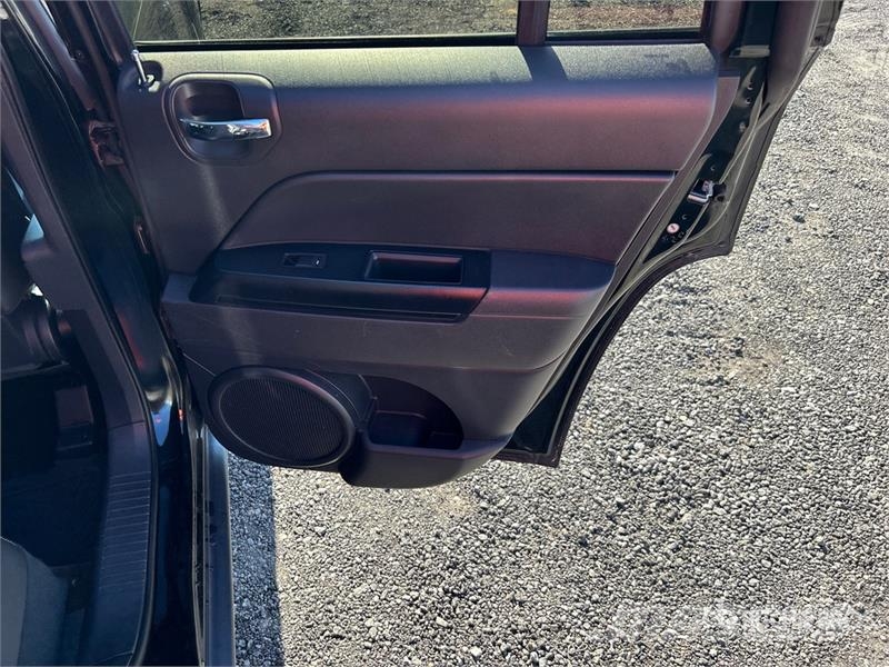 Jeep Compass Sport SUV Avtomobili