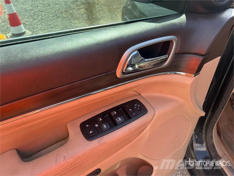 Jeep Grand Cherokee Overland 4WD SUV Kistehergépjárművek
