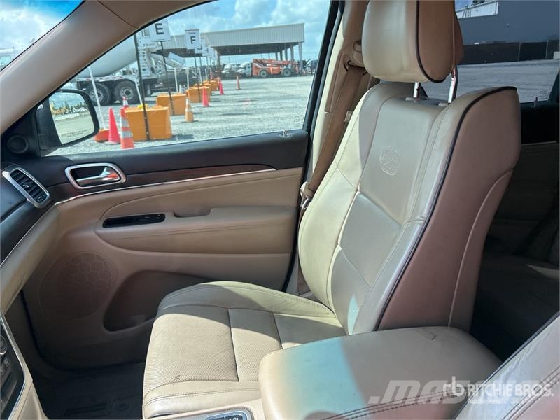 Jeep Grand Cherokee Overland 4WD SUV Kistehergépjárművek