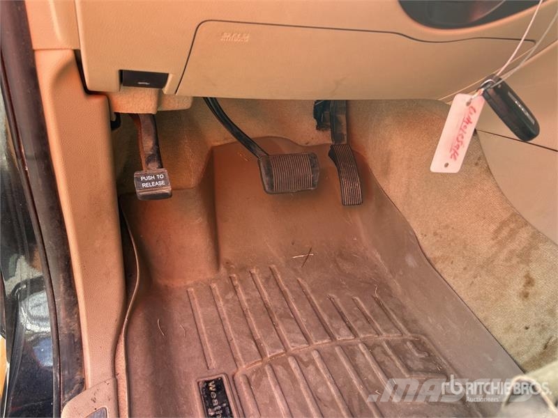 Jeep Grand Cherokee Overland 4WD SUV Kistehergépjárművek