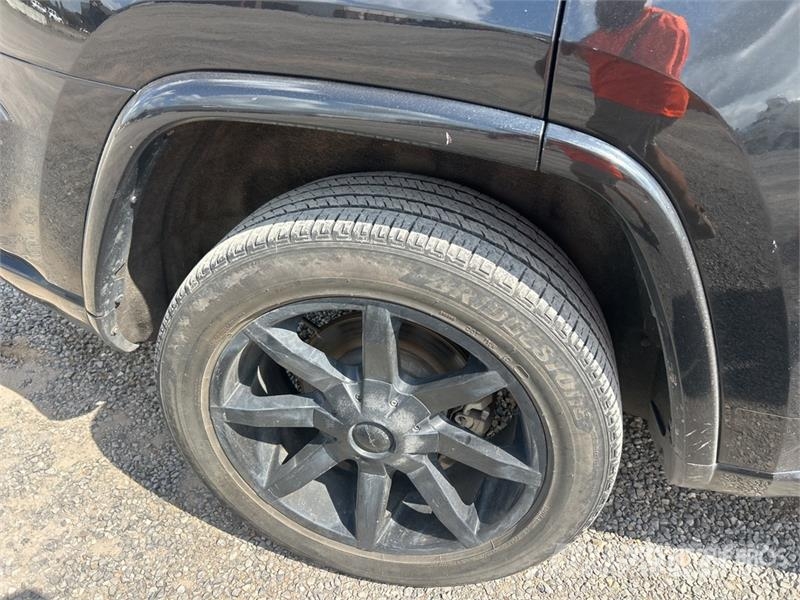 Jeep Grand Cherokee Overland 4WD SUV Kistehergépjárművek
