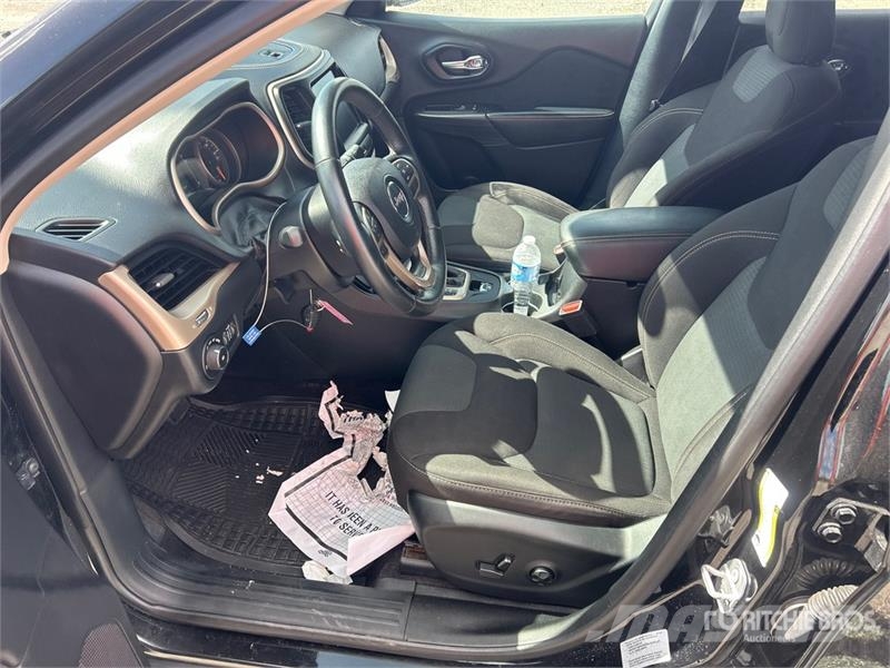 Jeep Latitude 2WD SUV Carros