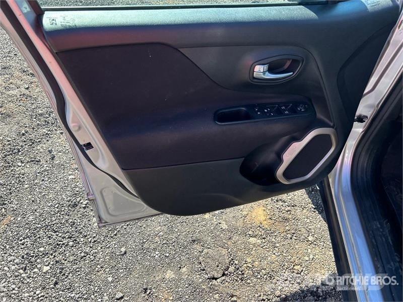 Jeep Renegade Sport SUV Avtomobili