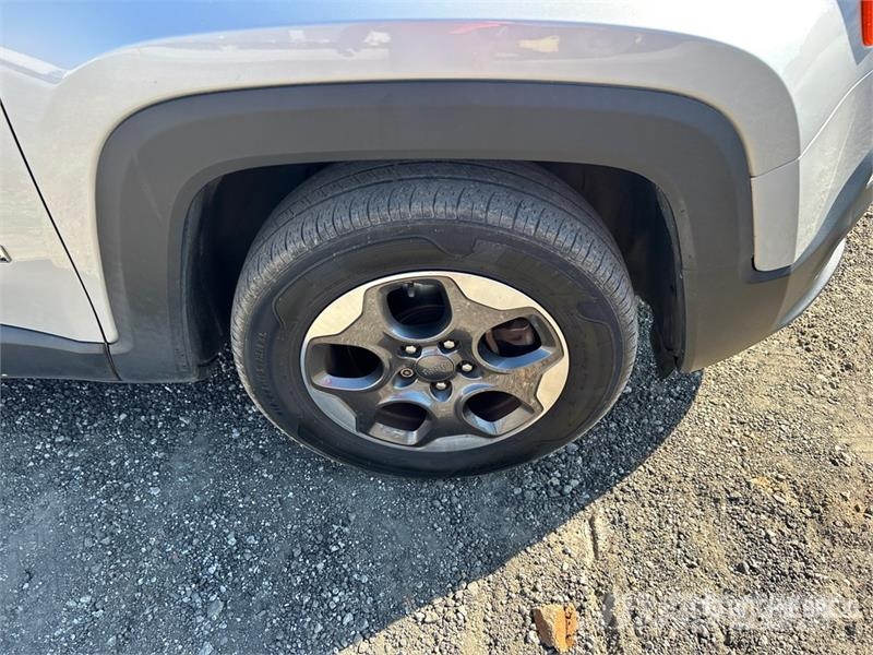 Jeep Renegade Sport SUV Avtomobili