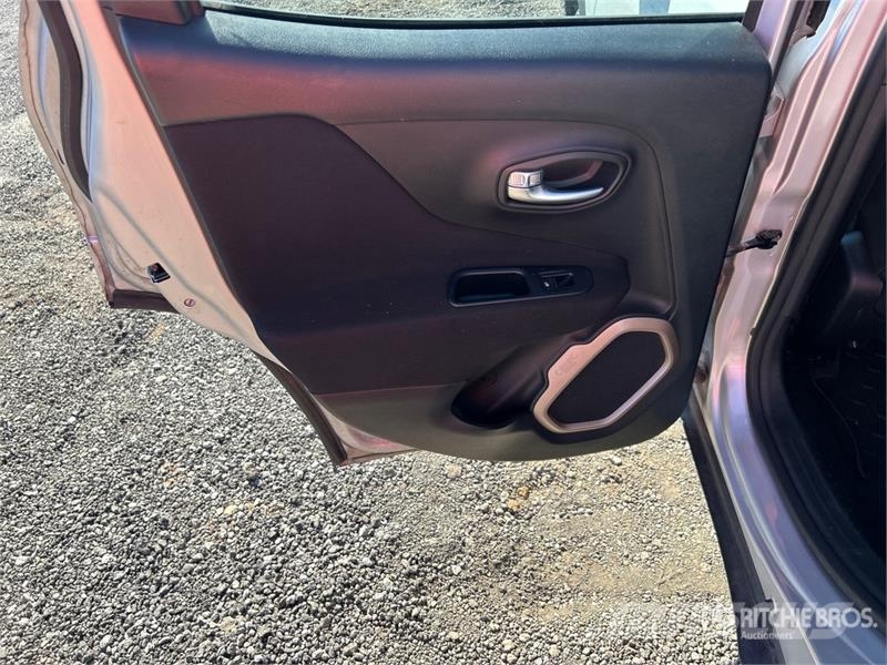 Jeep Renegade Sport SUV Avtomobili