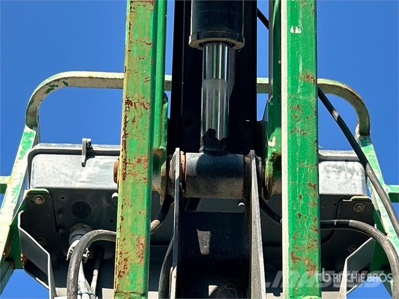 JLG 450AJ 4WD Dual Fuel Articulating Boom Lift Articulated boom lifts