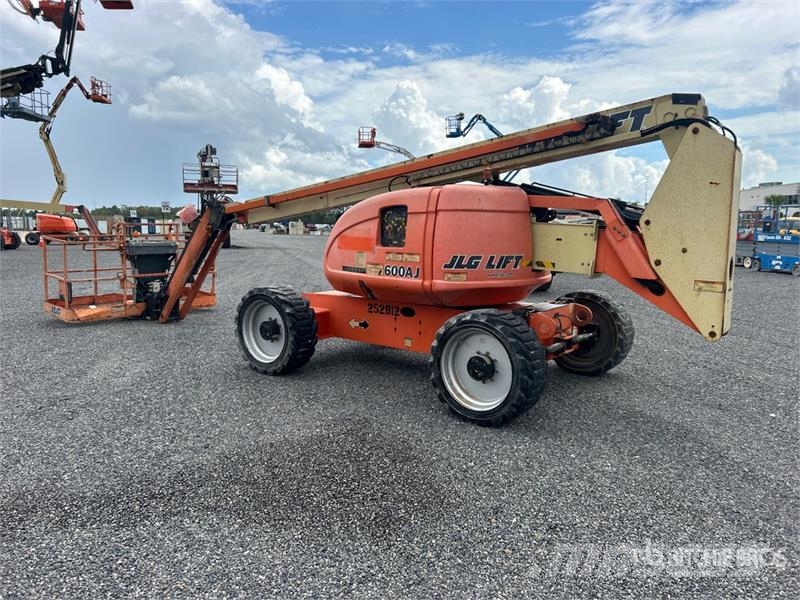 JLG 600AJ 4WD Diesel Articulating Boom Lift ブームリフト　屈伸型