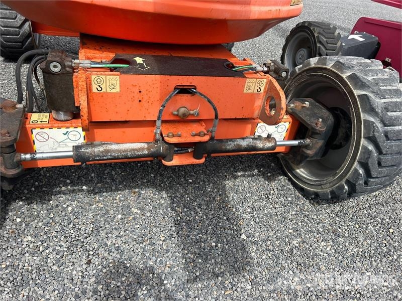 JLG 600AJ 4WD Diesel Articulating Boom Lift ブームリフト　屈伸型