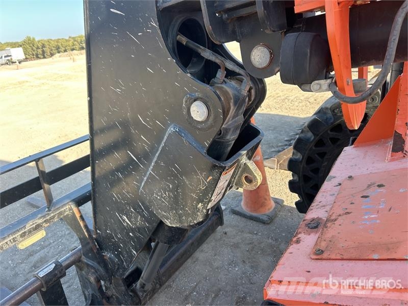 JLG 8042 Teleskopické manipulátory