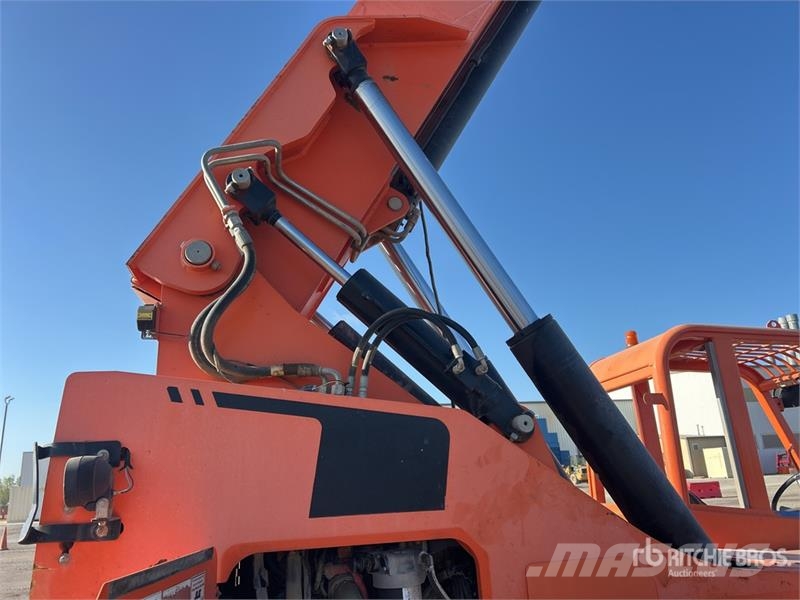 JLG 8042 Teleskopické manipulátory