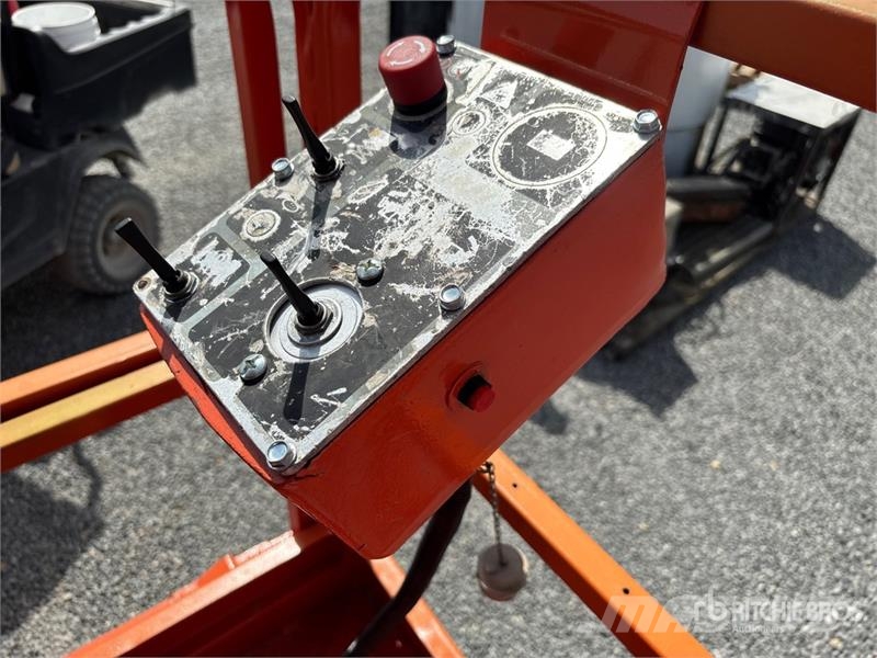 JLG CM-2033 Electric Scissor Lift Scissor lifts