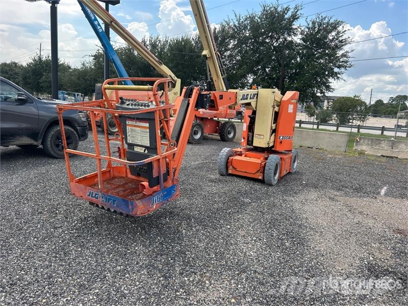 JLG E300AJP 2WD Electric Articulating Boom Lift (Inope Kĺbové plošiny