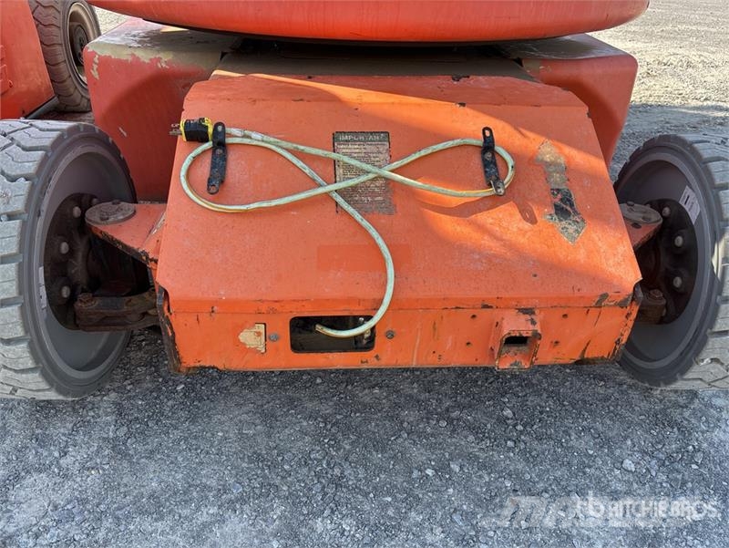 JLG E400AJPN 2WD Electric Articulating Boom Lift Articulated boom lifts