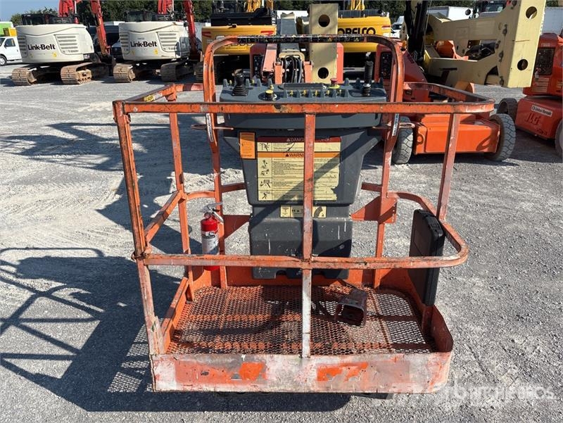 JLG E400AJPN 2WD Electric Articulating Boom Lift Articulated boom lifts