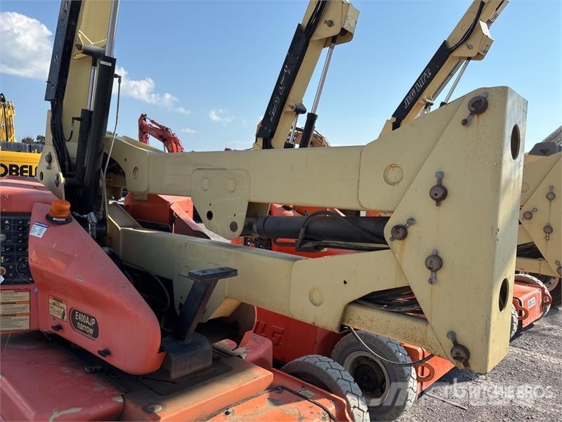 JLG E400AJPN 2WD Electric Articulating Boom Lift Articulated boom lifts