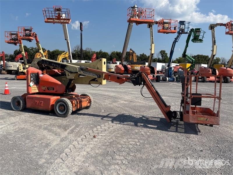 JLG E400AJPN 2WD Electric Articulating Boom Lift Articulated boom lifts