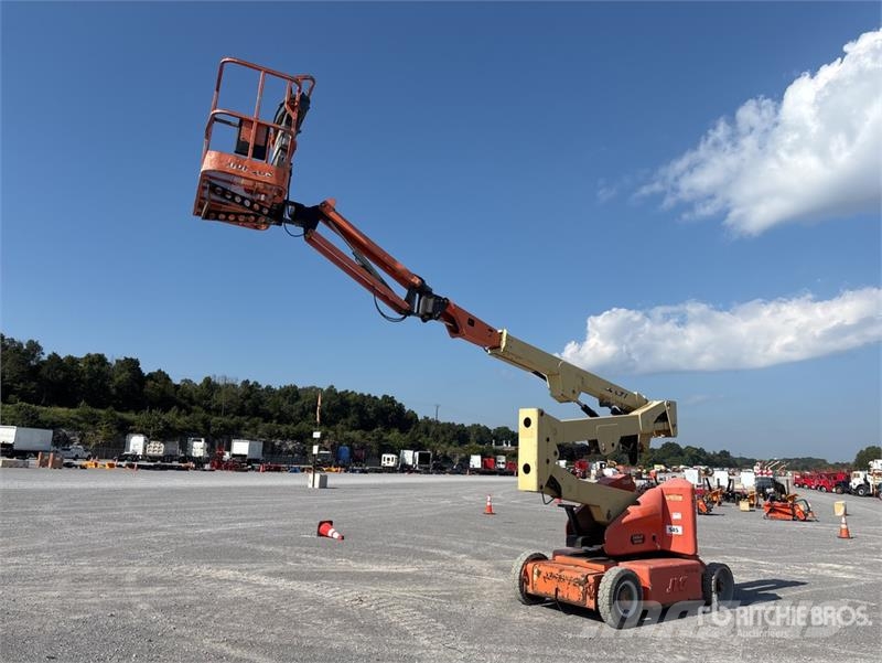 JLG E400AJPN 2WD Electric Articulating Boom Lift Articulated boom lifts