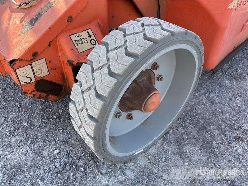 JLG E400AJPN 2WD Electric Articulating Boom Lift Articulated boom lifts