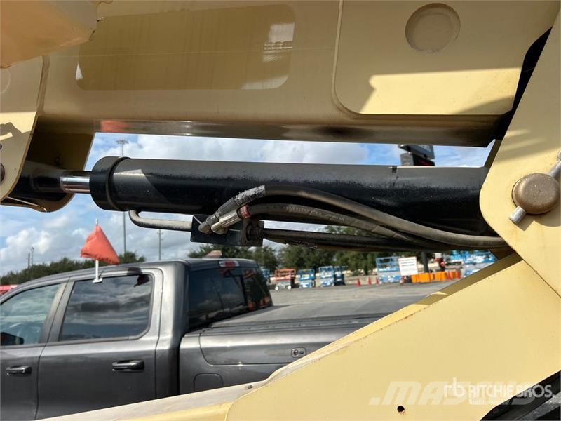 JLG E400AJPN 2WD Electric Articulating Boom Lift Zglobne dvižne ploščadi