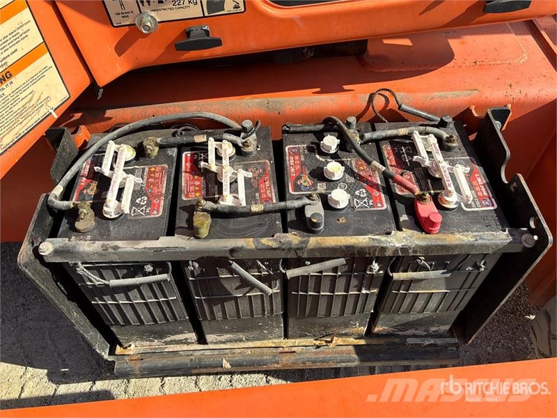 JLG E450AJ 2WD Electric Articulating Boom Lift 관절형 전동이동 리프트