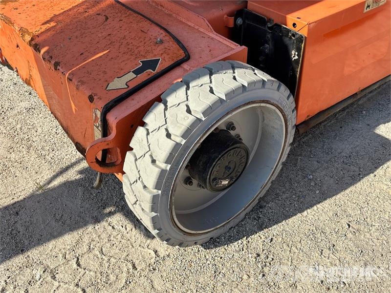 JLG E450AJ 2WD Electric Articulating Boom Lift 관절형 전동이동 리프트