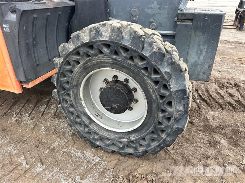 JLG G9-43A 伸縮臂操作車