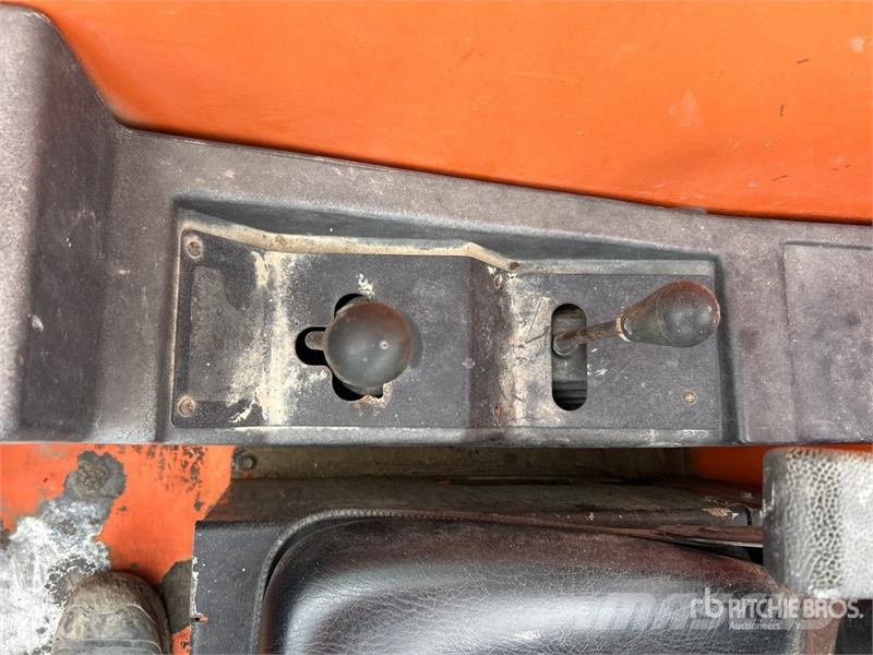 JLG G9-43A 伸縮臂操作車