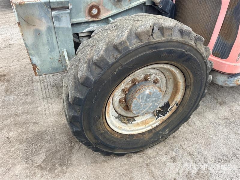 JLG G9-43A 伸縮臂操作車