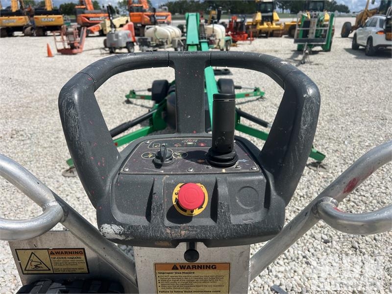 JLG T-350 Towable Lift Trailer mounted platforms